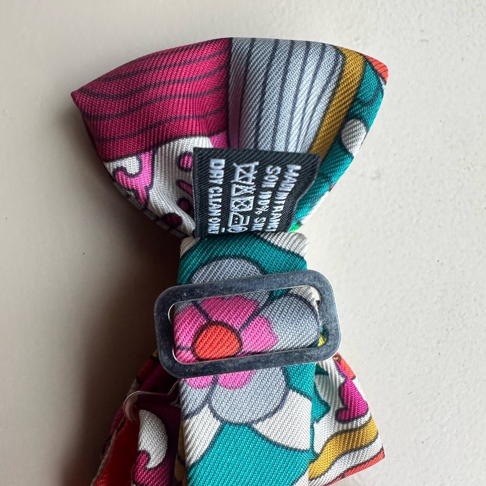 Hermes silk bow tie can be worn around neck or wrist - Picture 4 of 5